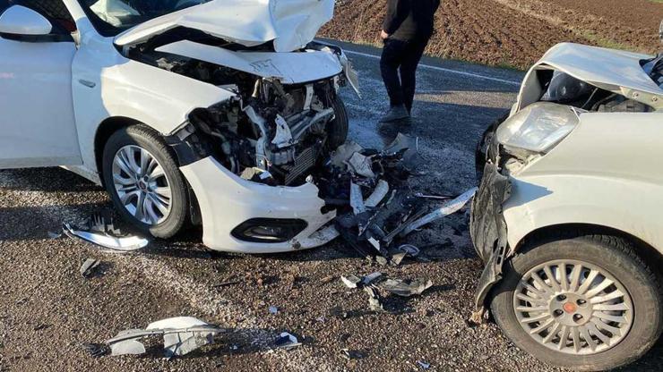 Diyarbakır'da otomobil ile hafif ticari araç çarpıştı: 1 ölü, 2 yaralı Diyarbakır'da otomobil ile hafif ticari araç çarpıştı: 1 ölü, 2 yaralı