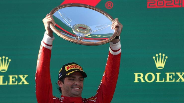 Avustralya GPde kazanan Carlos Sainz Verstappen yarış dışı kaldı...