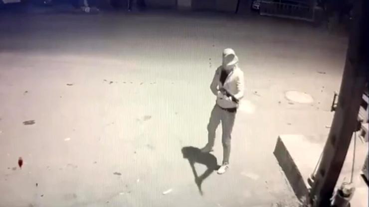 'Siyasi broşür' kavgasının yaşandığı iş yerine pompalı tüfekli saldırı; o anlar kamerada 'Siyasi broşür' kavgasının yaşandığı iş yerine pompalı tüfekli saldırı; o anlar kamerada