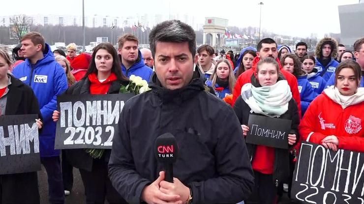 CNN TÜRK kanlı saldırı adresinde Ruslar katliamın gerçekleştiği binaya akın ediyor