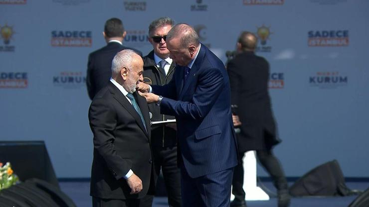 Rozetini Erdoğan taktı Yeniden Refahtan istifa etti AK Partiye katıldı