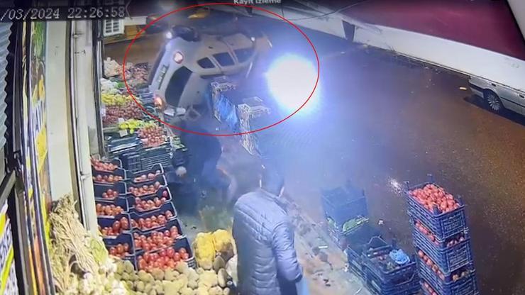 Hafif ticari aracın çarptığı otomobil manav tezgahına girdi: 1 yaralı
