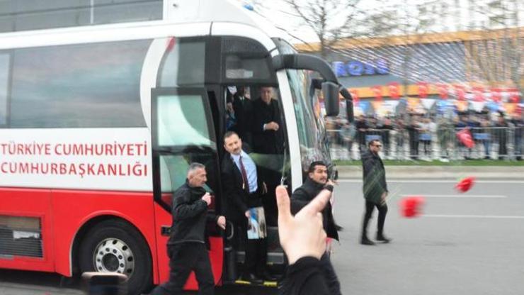 Cumhurbaşkanı Erdoğan çocuklara Toggun oyuncağını dağıttı