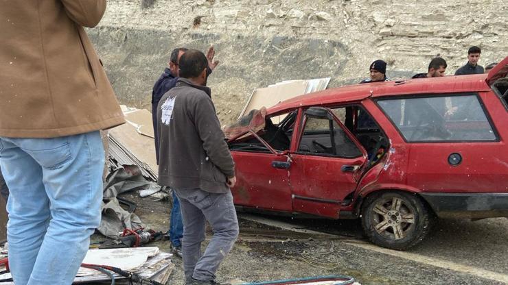 Devrilen TIR'daki malzemelerin otomobilin üzerine düştüğü kazada ölü sayısı 2'ye çıktı