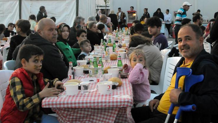 Türk Kızılay Genel Başkanı, depremzedelerle iftar yaptı Türk Kızılay Genel Başkanı, depremzedelerle iftar yaptı