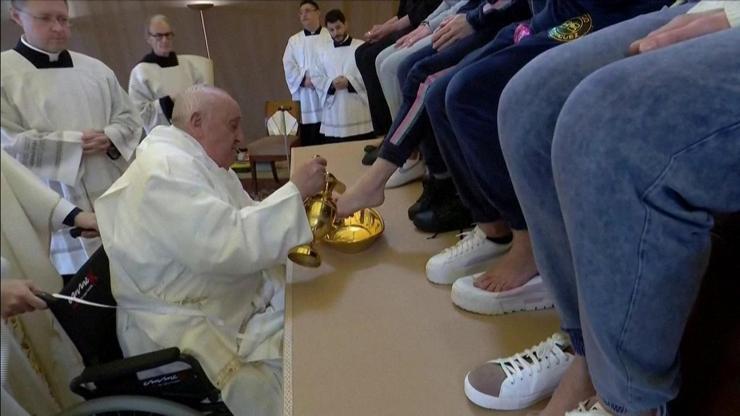 Papa Francisden bir ilk daha Kadın mahkumların ayaklarını yıkadı
