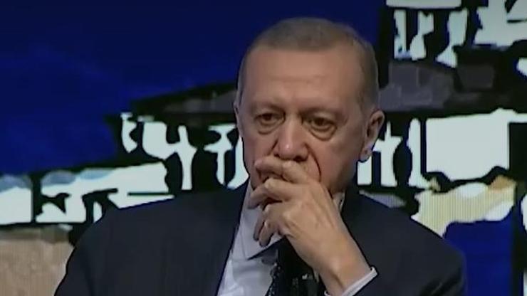 Cumhurbaşkanı Erdoğanı duygulandıran anlar... Gençlik buluşmasında Şafak Türküsü