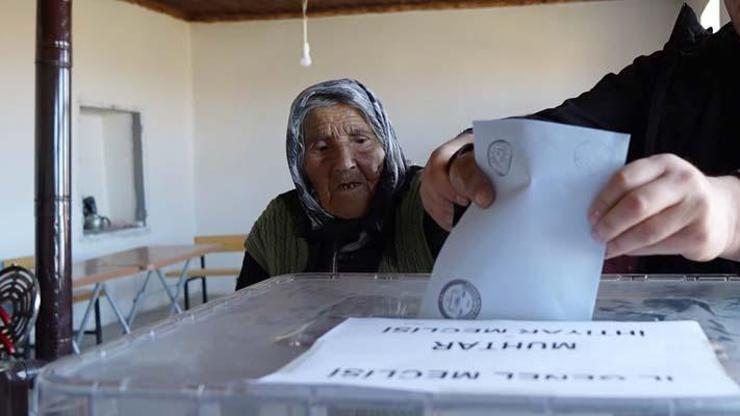 Türkiyenin en yaşlı seçmeni 117 yaşındaki Arzu nine sandık başında