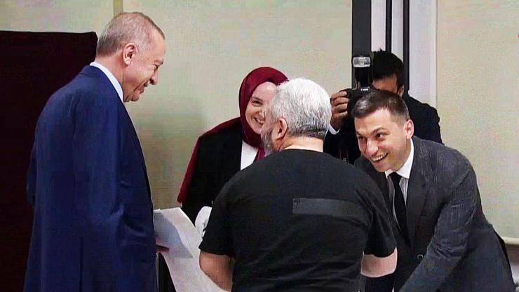 Cumhurbaşkanı Erdoğandan sandık başında gülümseten diyalog