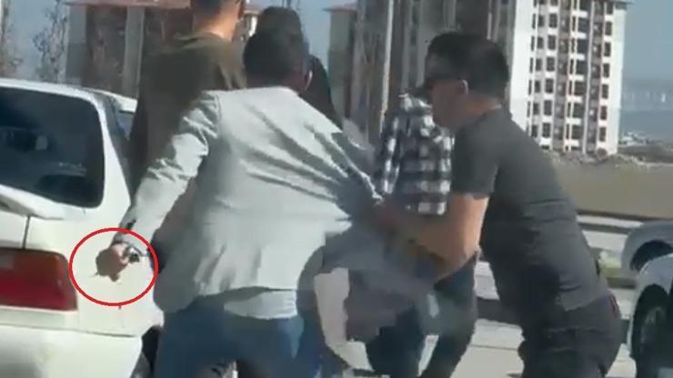 Trafikte bıçaklı kavga kamerada Trafikte bıçaklı kavga kamerada