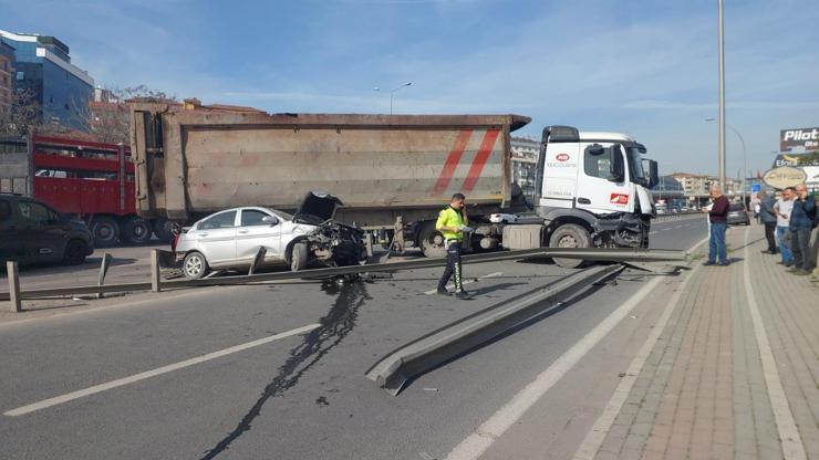 TIR park halindeki otomobile çarptı, kapanan yolda kilometrelerce kuyruk oluştu TIR park halindeki otomobile çarptı, kapanan yolda kilometrelerce kuyruk oluştu