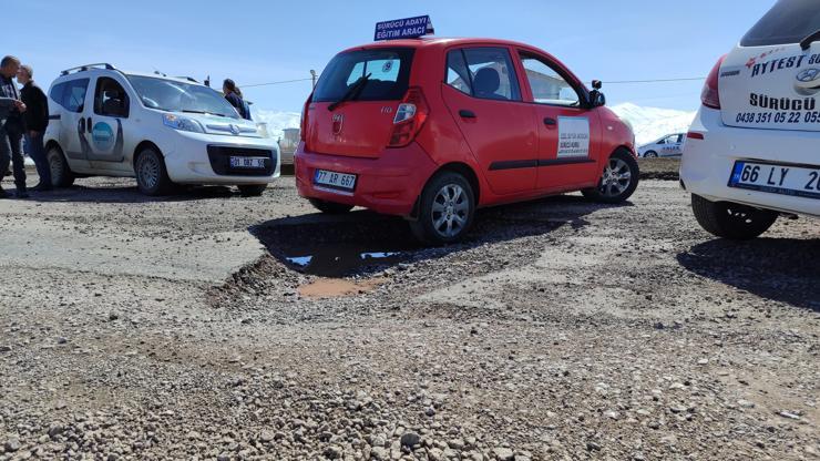 Yüksekova'da direksiyon eğitmenleri, çukurlara tepki için yolu trafiğe kapattı Yüksekova'da direksiyon eğitmenleri, çukurlara tepki için yolu trafiğe kapattı