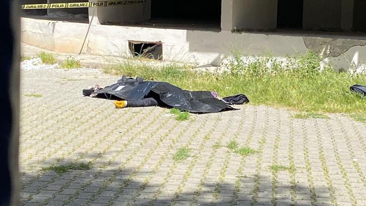 8'inci kattaki daireye giren hırsızlık şüphelisi, çarşaflarla balkondan inerken düşüp öldü 8'inci kattaki daireye giren hırsızlık şüphelisi, çarşaflarla balkondan inerken düşüp öldü