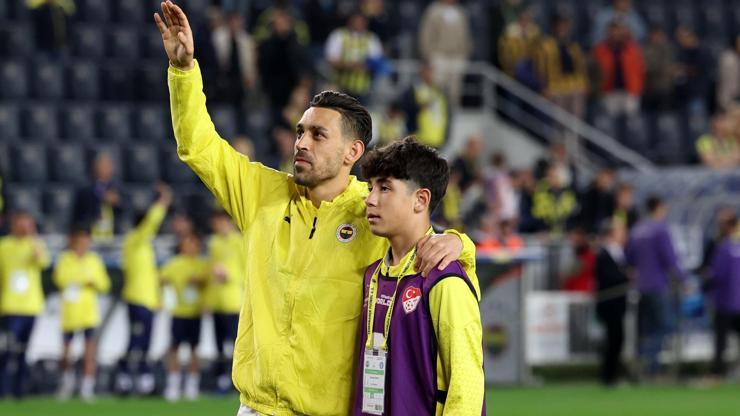 Fenerbahçenin top toplayıcısı golün asistini getirdi; kutlamalara katıldı