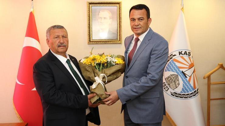 Kaş'ta göreve başlayan başkan, eve dönerken kaza geçirdi Kaş'ta göreve başlayan başkan, eve dönerken kaza geçirdi