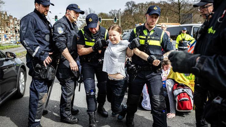 İklim aktivisti Greta Thunberg, Laheydeki protestoda iki kez gözaltına alındı