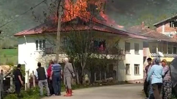 Bartın’da evin çatısında çıkan yangın söndürüldü Bartın’da evin çatısında çıkan yangın söndürüldü