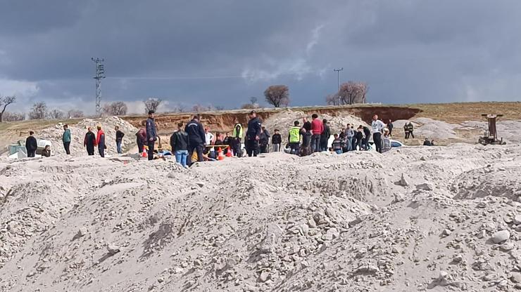 Niğdede patates deposu için kazı yapan işçiler göçük altında kaldı: 2 ölü, 4 yaralı