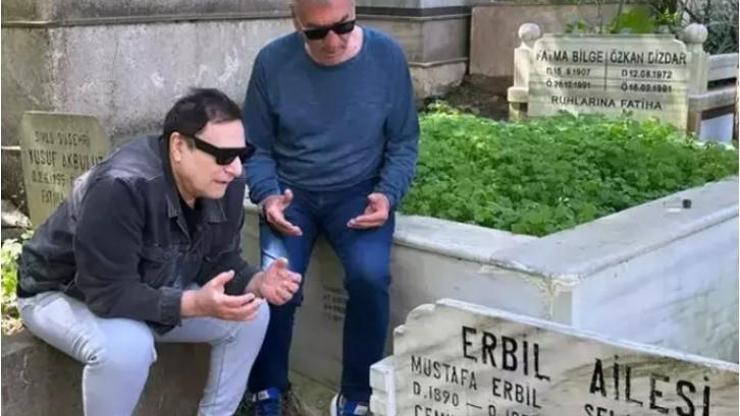 Mehmet Ali Erbil ve abisinin mezarlık ziyareti