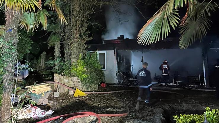 Sapanca'da tek katlı ev yandı Sapanca'da tek katlı ev yandı