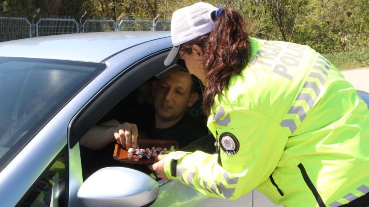 Edirne polisinden trafik denetiminde bayram şekeri ikramı