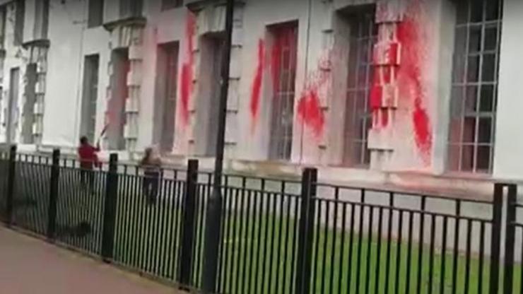 İngilterede Gazze protestosu: Aktvisitler Savunma Bakanlığı binasına boya ile saldırı