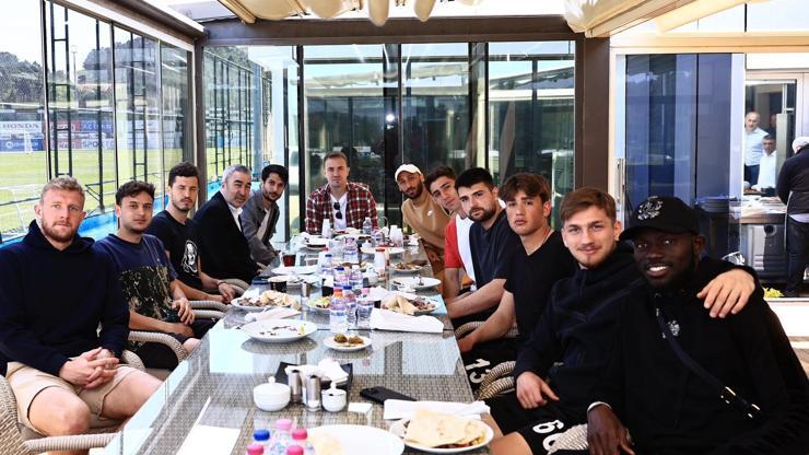 Beşiktaşta Samet Aybaba, futbolcularla bir araya geldi