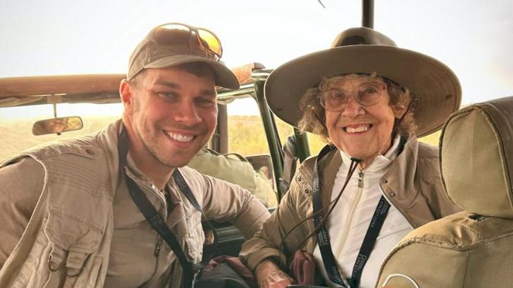 94 yaşındaki Joy Nine, torunuyla birlikte 7 kıtayı gezecek