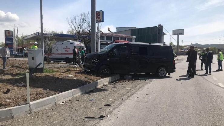 Bingölde minibüs ile hafif ticari araç çarpıştı: 15 yaralı