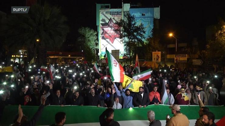 Tahranda yüzlerce kişi sokağa indi: İsraile misillemeyi kutladılar
