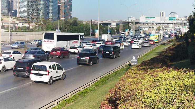 İstanbulda bayram dönüşü haftanın ilk gününde trafik yüzde 60lara ulaştı