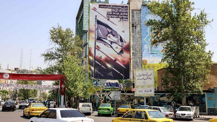 Görüntüler Tahrandan: İrandan hem Farsça hem de İbranice pankart