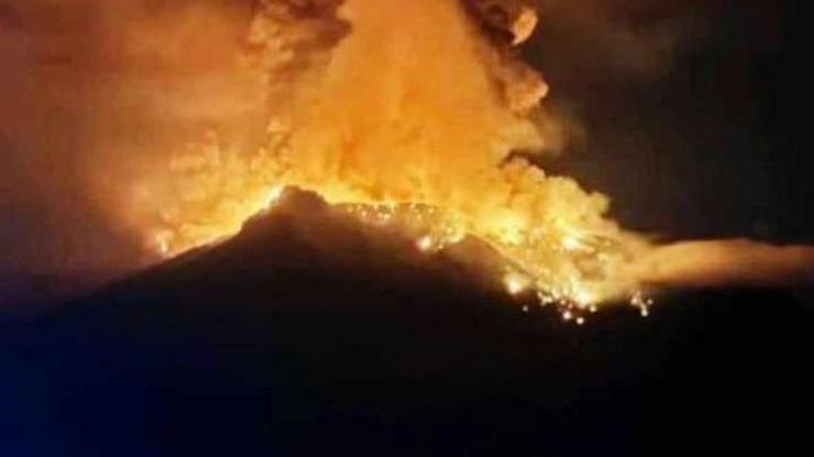 Endonezyada yanardağ patlaması: 838 kişi tahliye edildi