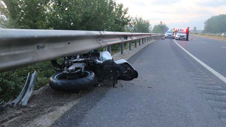 Bariyere çarparak 27 metre savruldu: Motosiklet sürücüsü kazada can verdi...