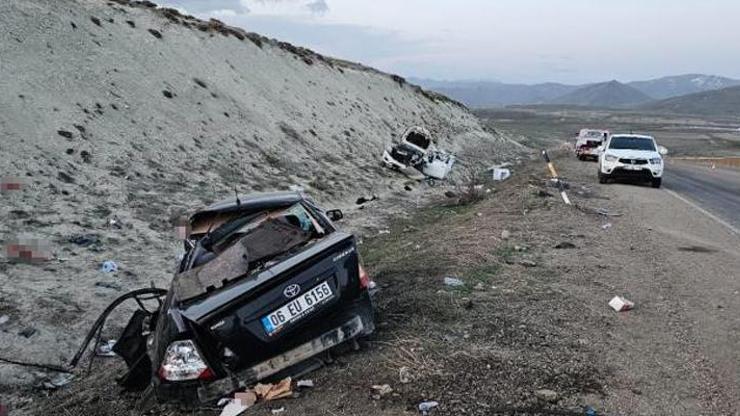 Erzurumda pikap ile otomobil kafa kafaya çarpıştı