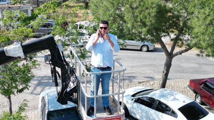 Ceza alan başkandan ilginç çözüm! Vinç kiralayarak maçı izledi Ceza alan başkandan ilginç çözüm! Vinç kiralayarak maçı izledi