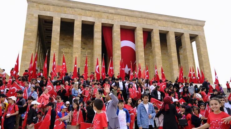 Anıtkabirde 23 Nisan yoğunluğu