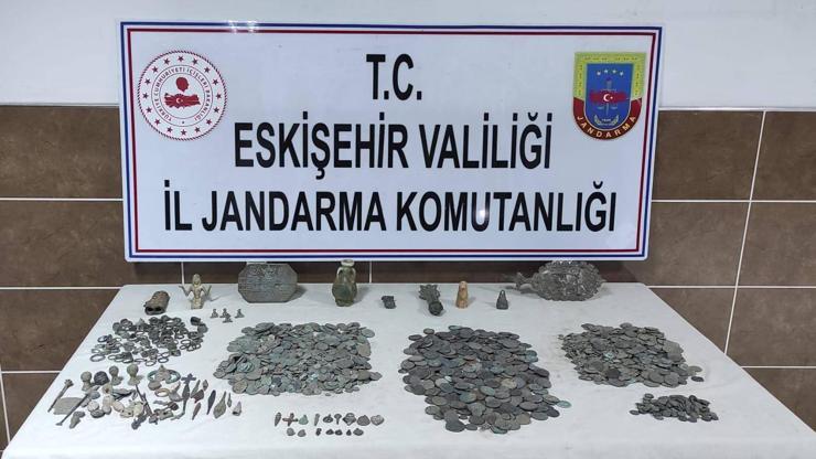 Eskişehir’de Roma dönemine ait sikke ve heykeller ele geçirildi Eskişehir’de Roma dönemine ait sikke ve heykeller ele geçirildi