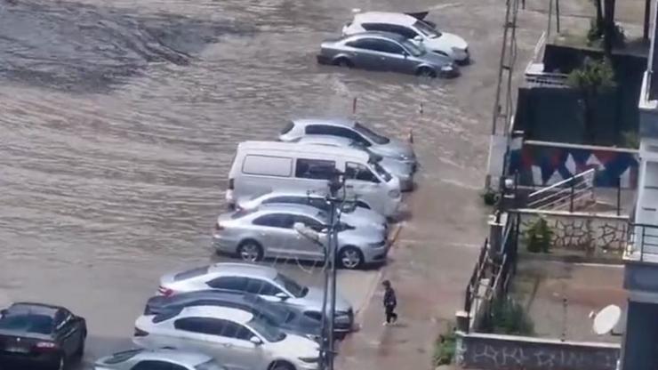 Meteoroloji sarı kodla alarm vermişti...  Ankara, sağanak yağış ve doluya teslim