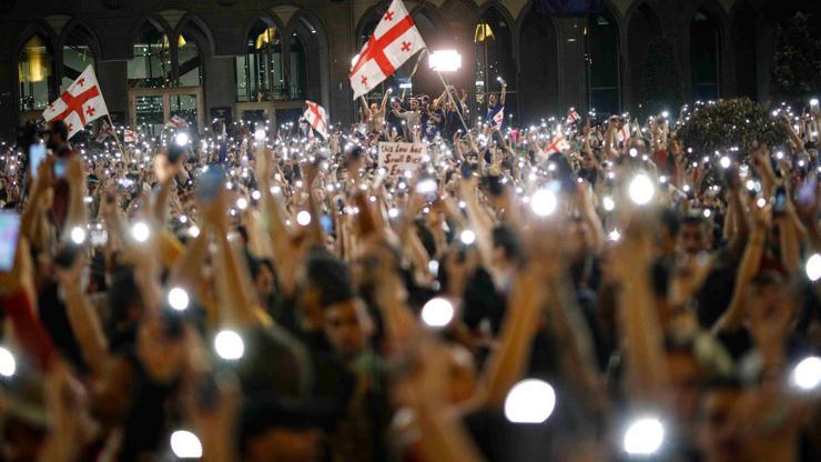 Gürcistanda protestolar sürüyor: 8 yaralı