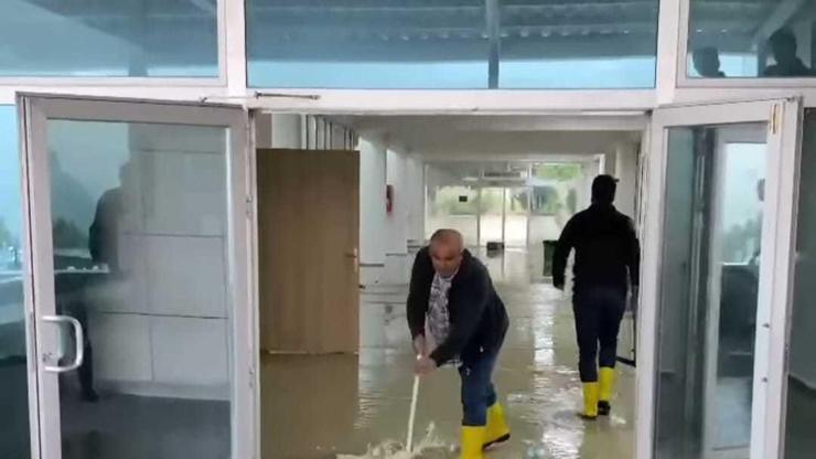 Malatyada sağanak; iş yerleri ve caddeler suyla doldu