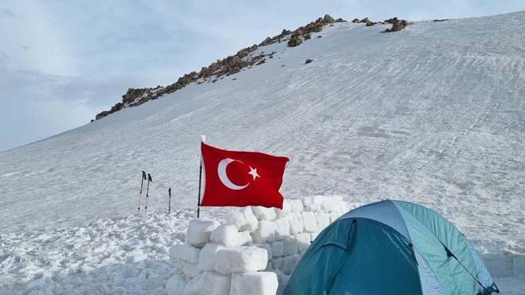 Dağcılardan 3177 rakımlı volkan kraterinde kamp