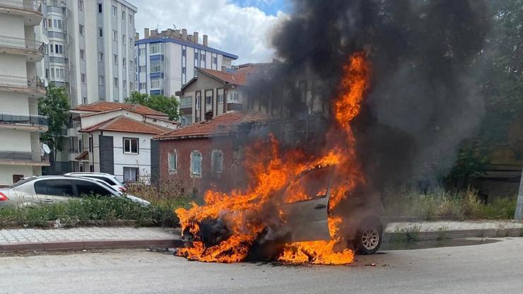 Kontağı çevirince hayatının şokunu yaşadı Otomobili alev topuna döndü