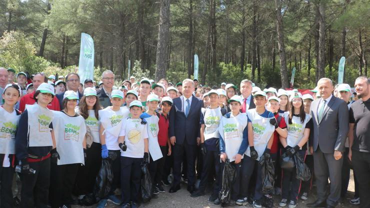 İzmir'de öğrenciler yangınların önüne geçmek için ormanı pırıl pırıl yaptı İzmir'de öğrenciler yangınların önüne geçmek için ormanı pırıl pırıl yaptı