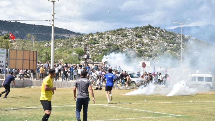 Kazananın şampiyon olacağı maçta büyük kavga 1i futbolcu 3 kişi yaralandı...