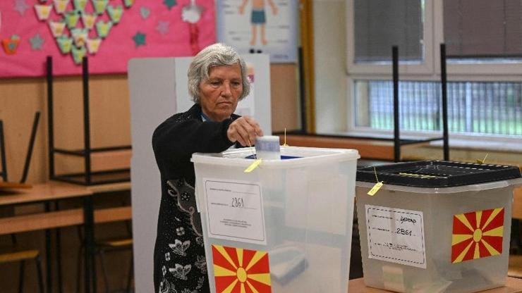 Kuzey Makedonya’da halk cumhurbaşkanlığı ikinci turu için sandık başında