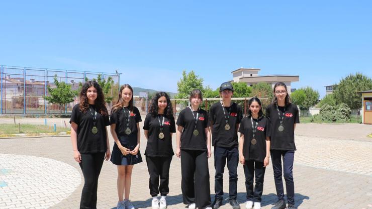 Devlet Lisesi, Özel okullar arasından sıyrılarak birinci oldu Devlet Lisesi, Özel okullar arasından sıyrılarak birinci oldu