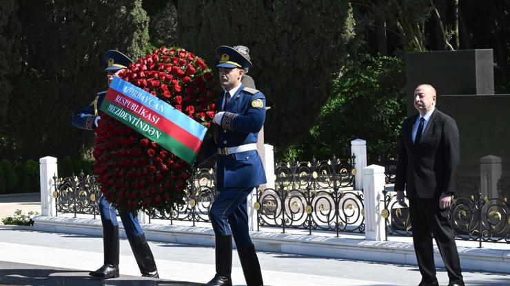 Haydar Aliyevin 101. doğum günü için Baküde anma töreni