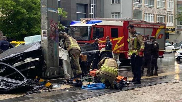 Ankarada feci kaza: Otomobil direğe çarptı 1 ölü, 4 yaralı...