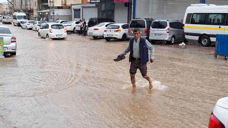 Adanada sağanak yolları göle çevirdi, ağaçları devirdi... Meteorolojiden bir uyarı daha